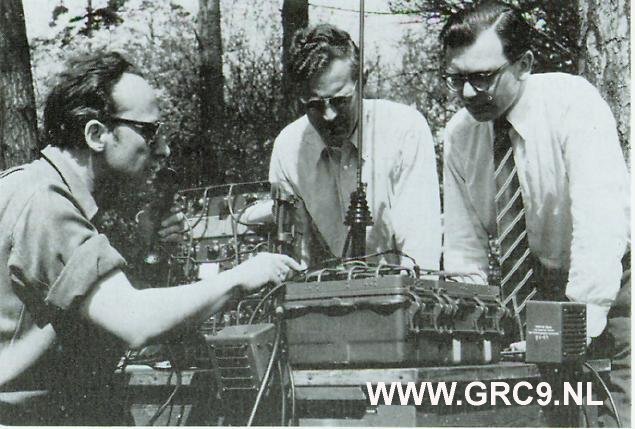 Veldtesten met de GRC-9 door Telefunken personeel in de bossen bij Berlijn.